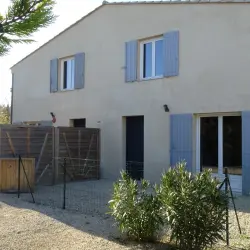 T2 avec jardinet et stationnement — Éguilles